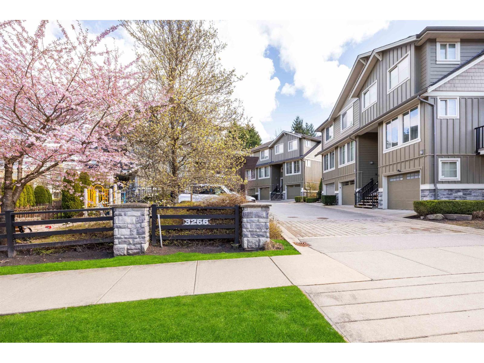 8 3266 147 Street, Surrey, British Columbia  V4P 1Z8 - Photo 2 - R3107274