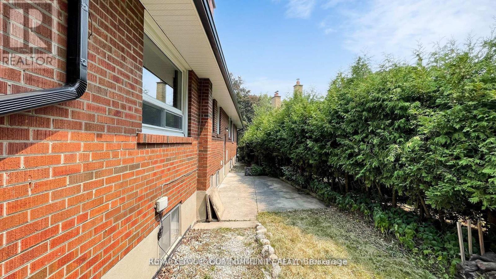 39 Silverview Drive, Toronto, Ontario  M2M 2B5 - Photo 42 - C12963182