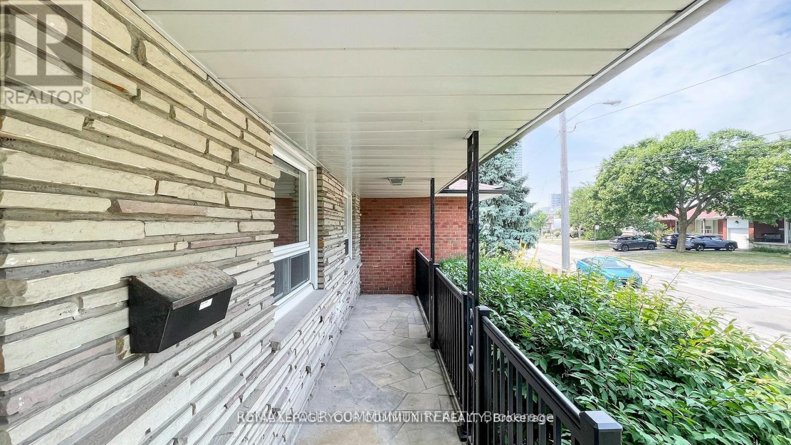 39 Silverview Drive, Toronto, Ontario  M2M 2B5 - Photo 5 - C12963182