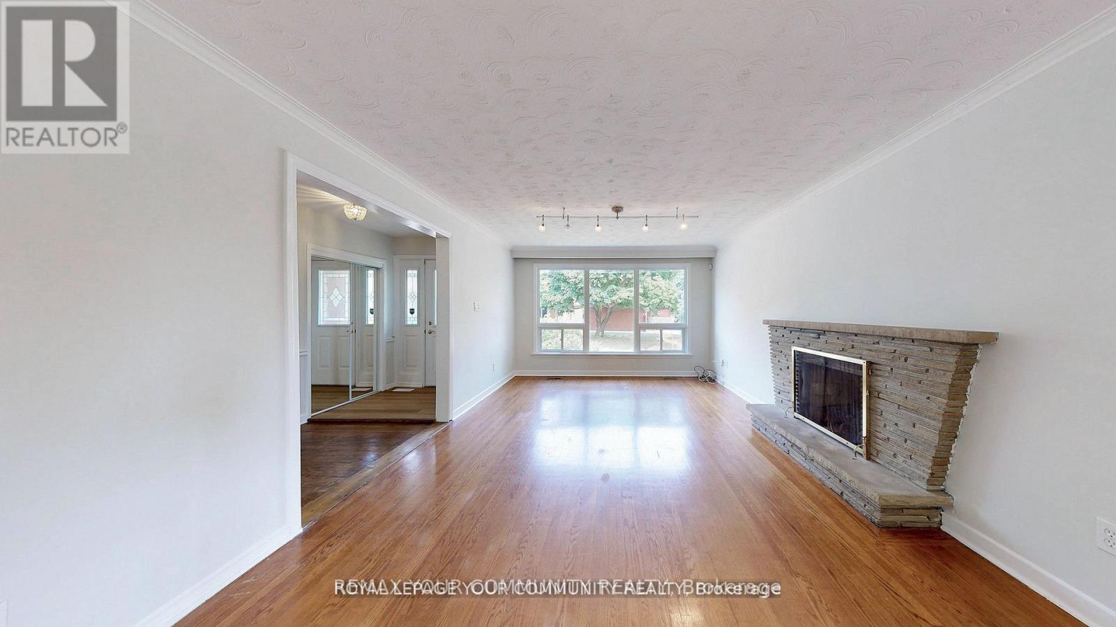 39 Silverview Drive, Toronto, Ontario  M2M 2B5 - Photo 8 - C12963182