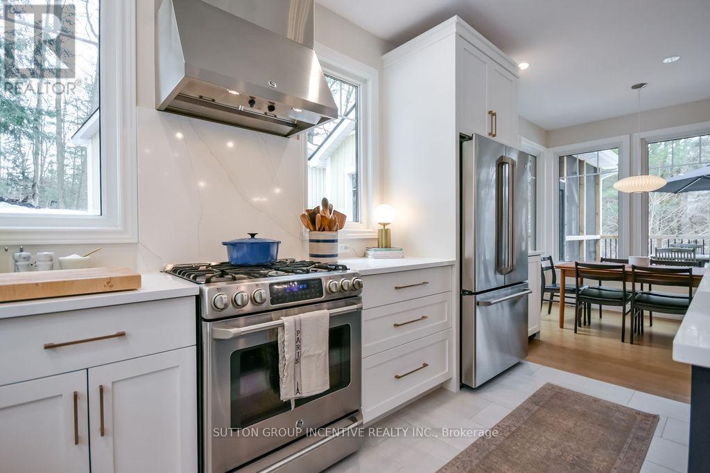 11 Beechwood Road, Oro-Medonte, Ontario  L4M 4Y8 - Photo 6 - S12962818