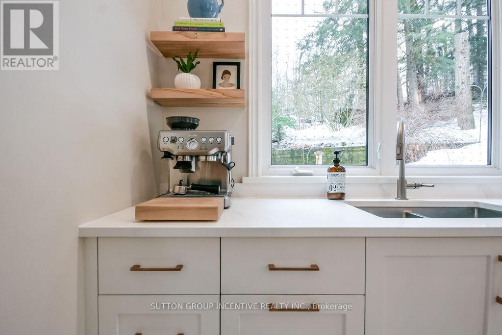 11 Beechwood Road, Oro-Medonte, Ontario  L4M 4Y8 - Photo 9 - S12962818