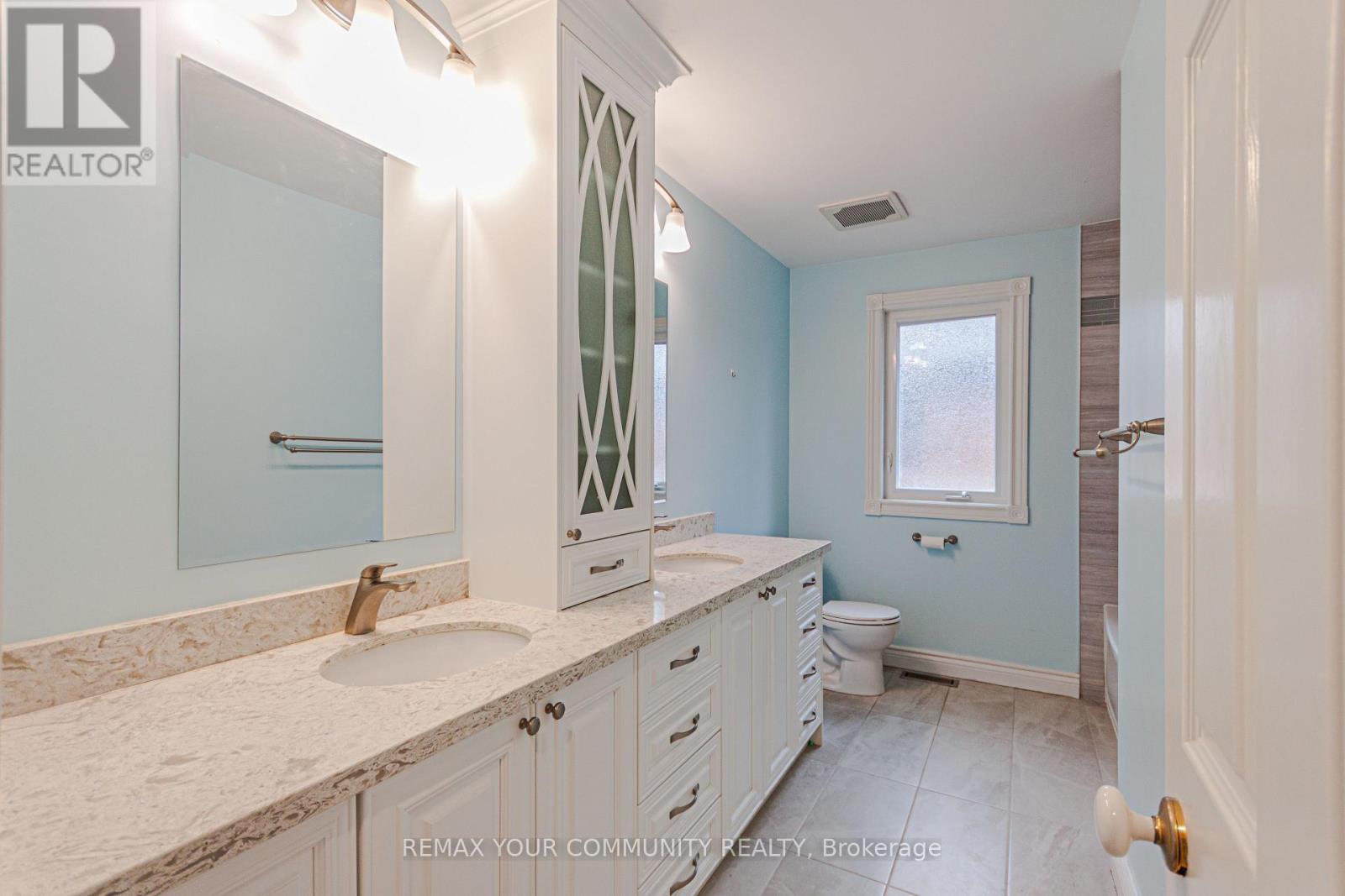 47 Elmsley Drive, Richmond Hill, Ontario  L4C 8N7 - Photo 9 - N12963268