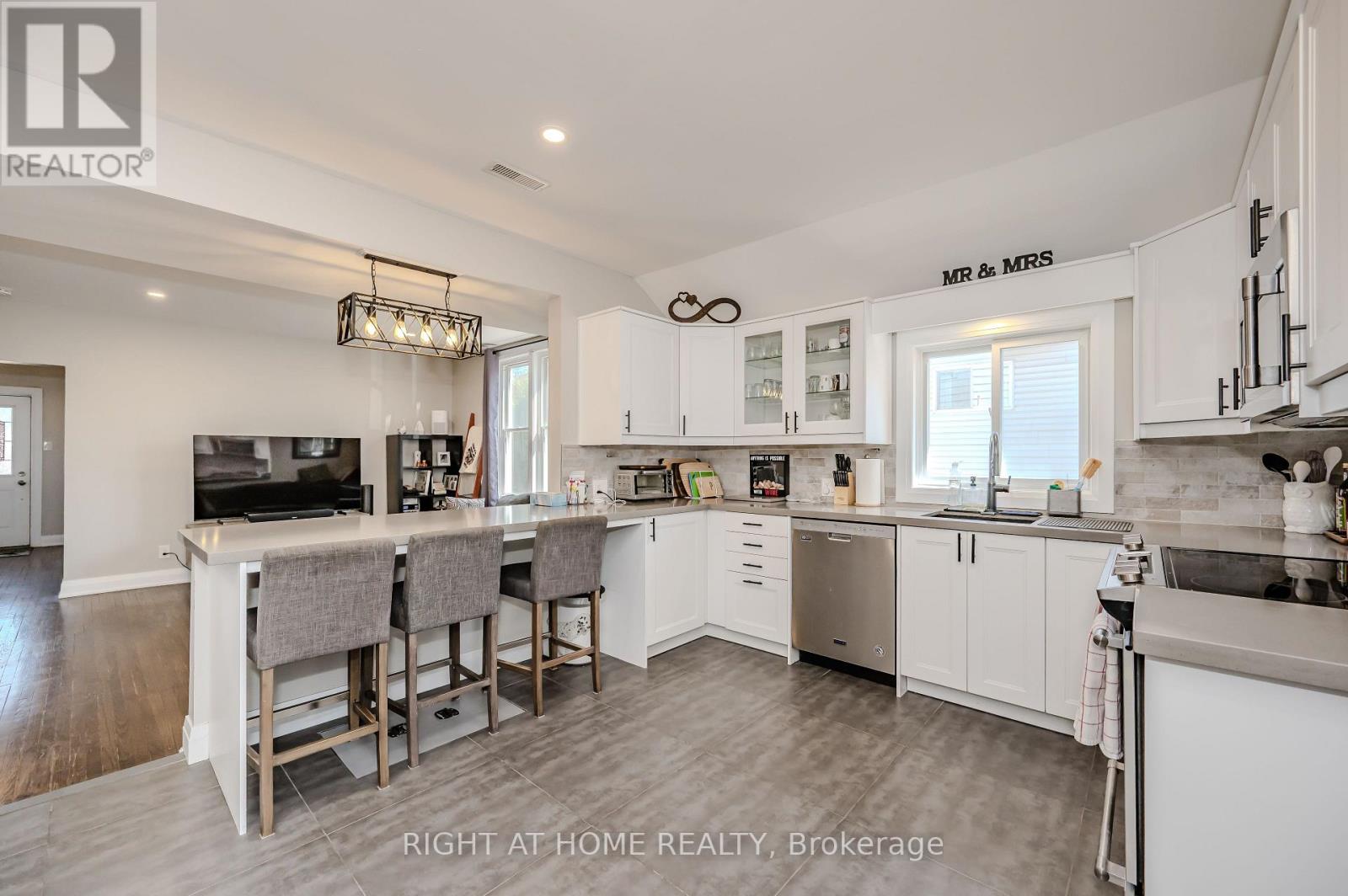 126 Poplar Avenue, Halton Hills, Ontario  L7J 2E2 - Photo 8 - W12963176