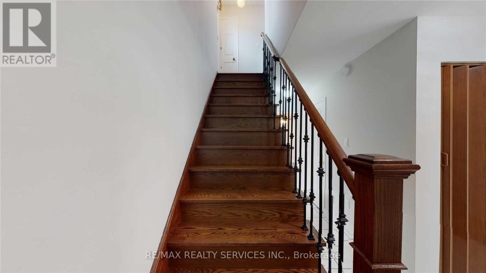 44 Elmstead Court, Brampton, Ontario  L6Y 4C2 - Photo 7 - W12963214