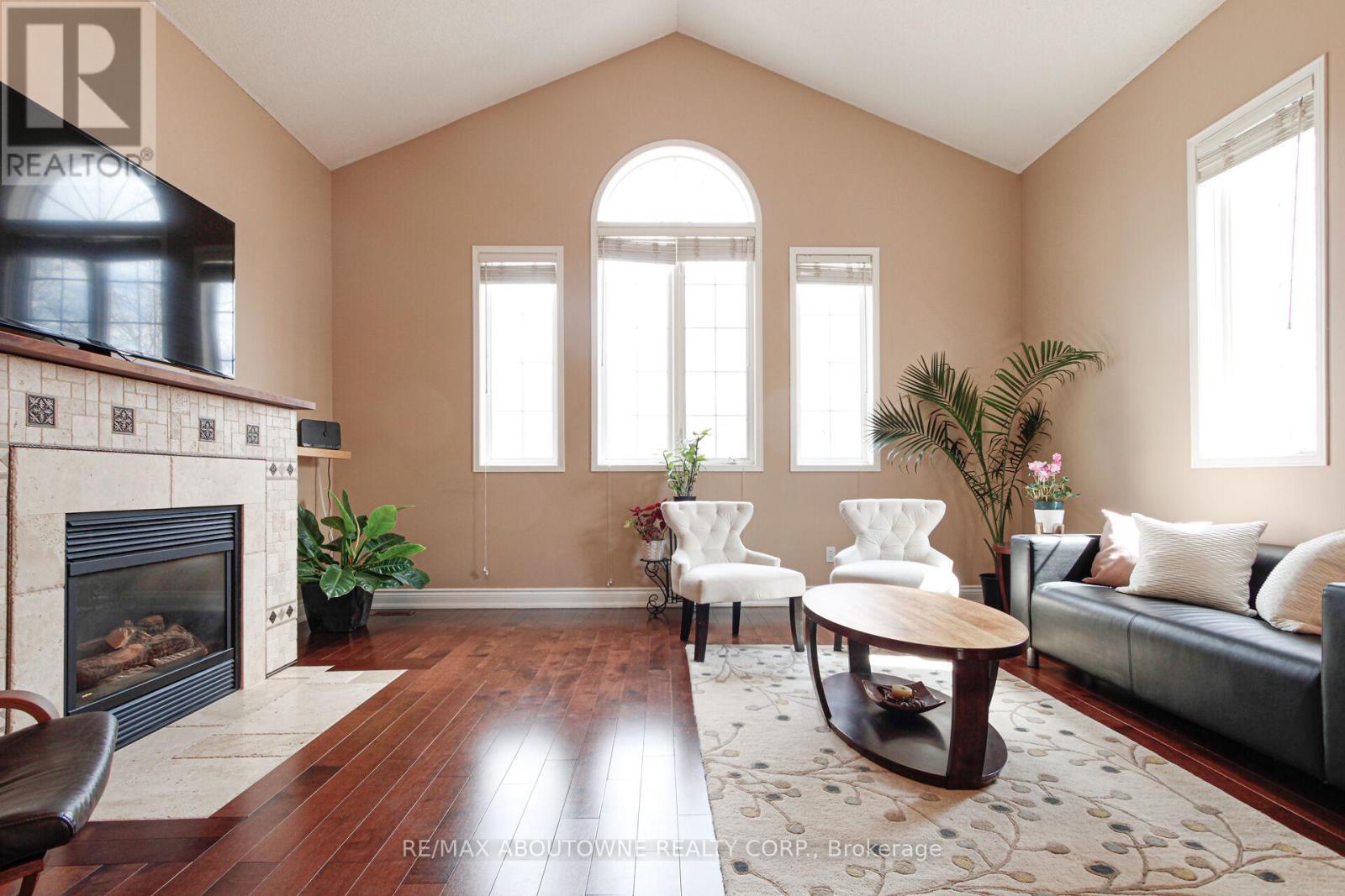 2216 Norfolk Drive, Oakville, Ontario  L6H 6H4 - Photo 10 - W12963222