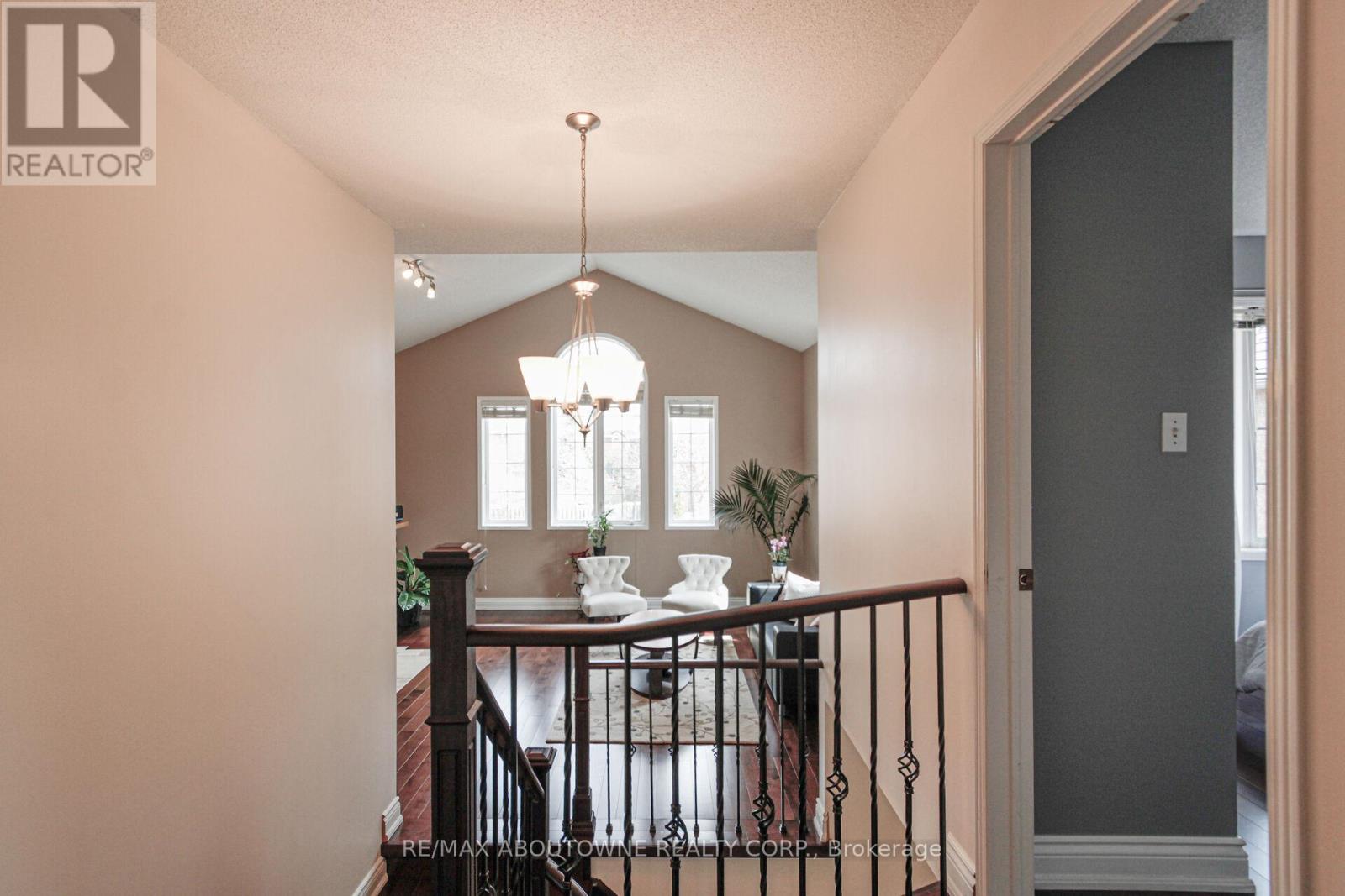 2216 Norfolk Drive, Oakville, Ontario  L6H 6H4 - Photo 15 - W12963222