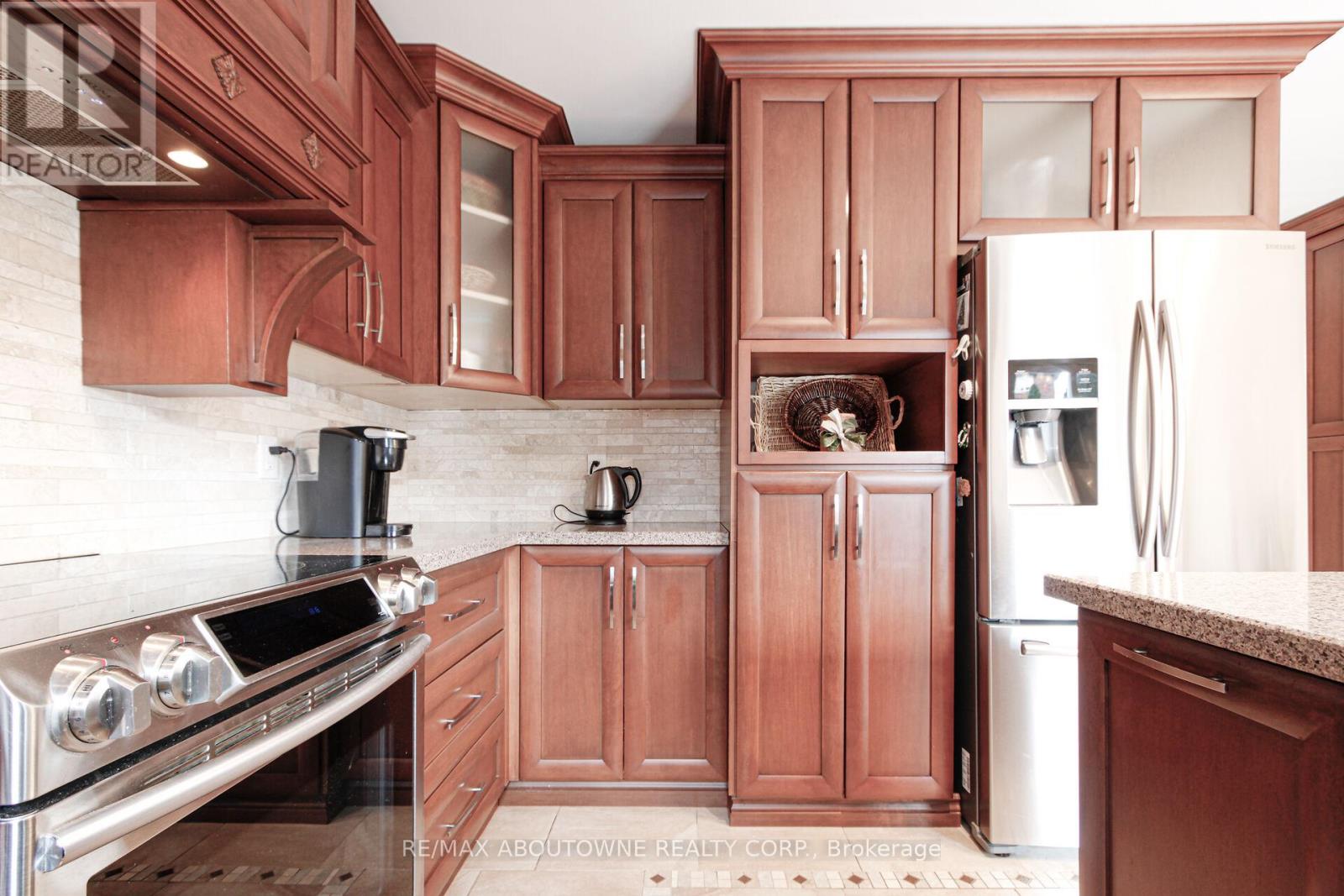 2216 Norfolk Drive, Oakville, Ontario  L6H 6H4 - Photo 22 - W12963222