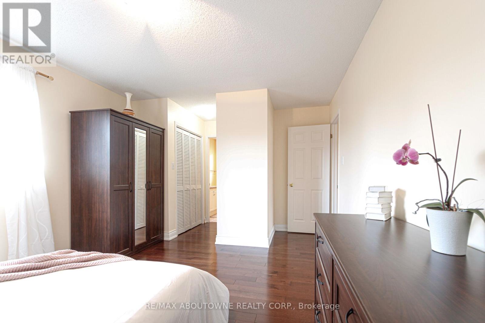 2216 Norfolk Drive, Oakville, Ontario  L6H 6H4 - Photo 29 - W12963222