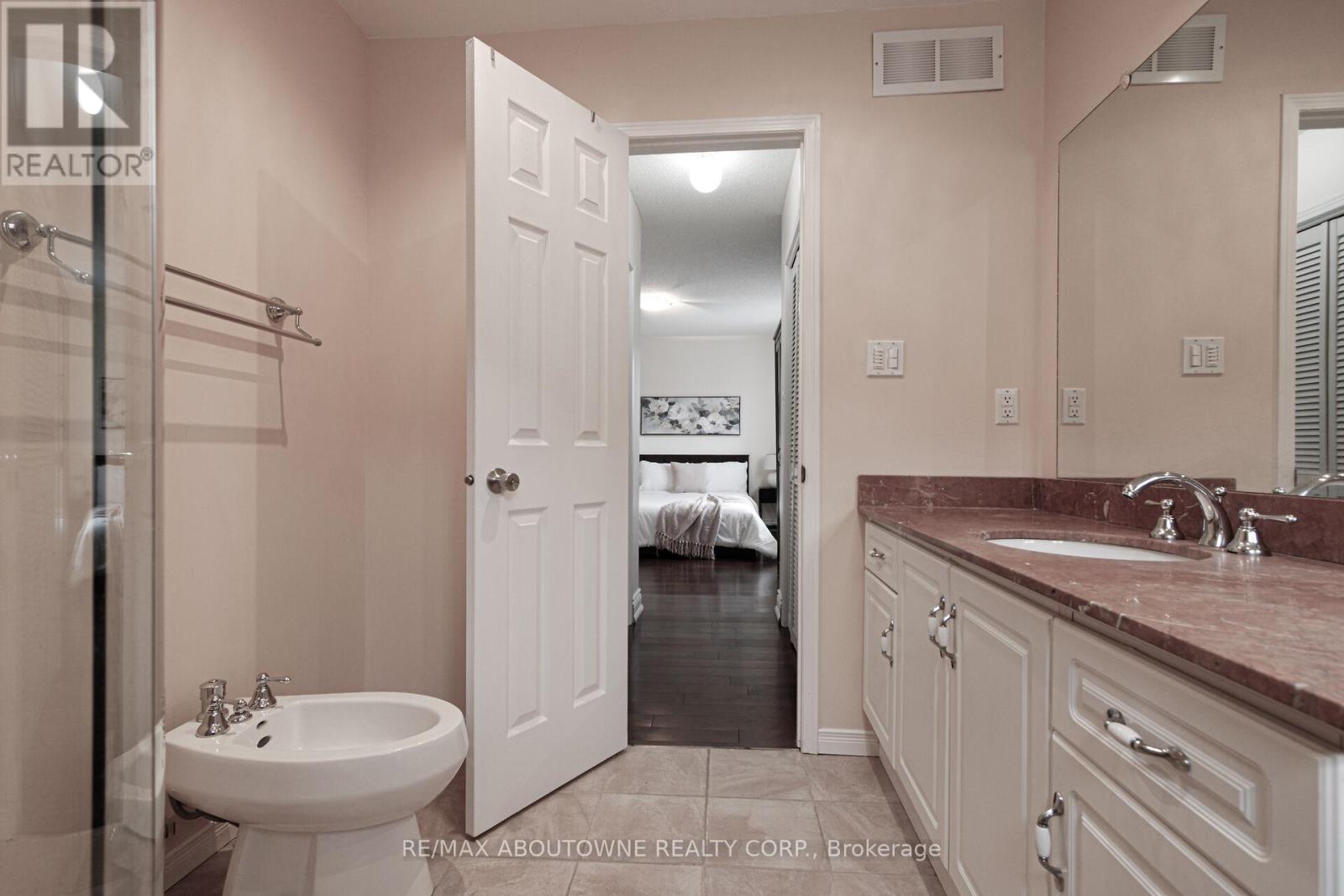 2216 Norfolk Drive, Oakville, Ontario  L6H 6H4 - Photo 32 - W12963222