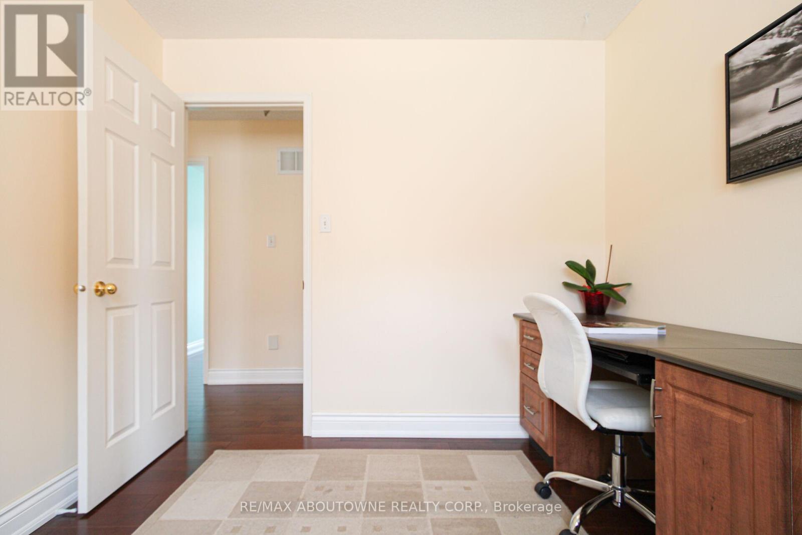 2216 Norfolk Drive, Oakville, Ontario  L6H 6H4 - Photo 38 - W12963222