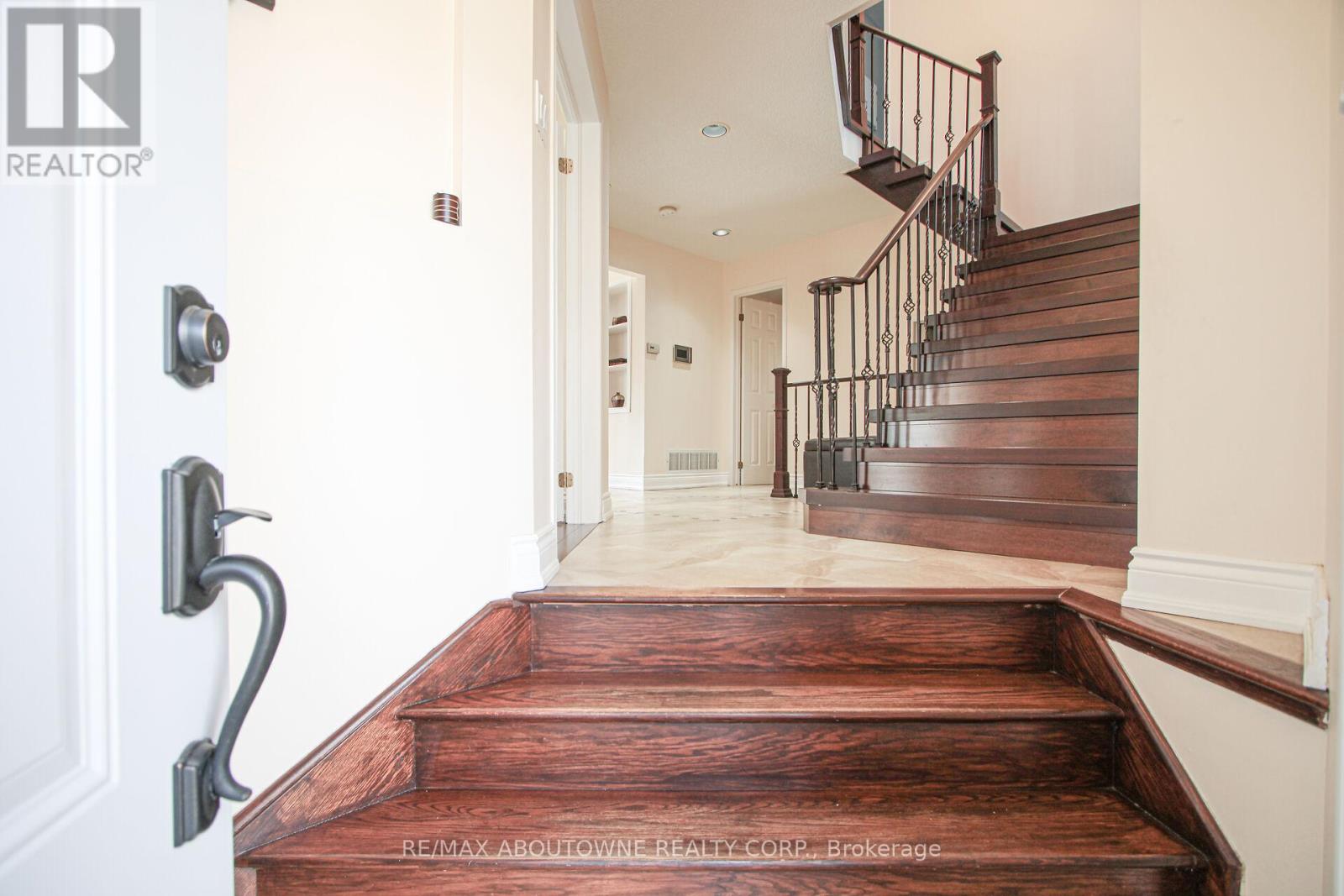 2216 Norfolk Drive, Oakville, Ontario  L6H 6H4 - Photo 4 - W12963222