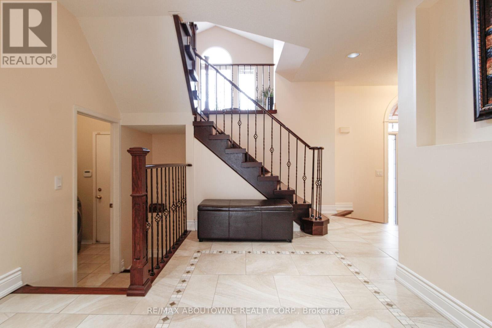 2216 Norfolk Drive, Oakville, Ontario  L6H 6H4 - Photo 6 - W12963222