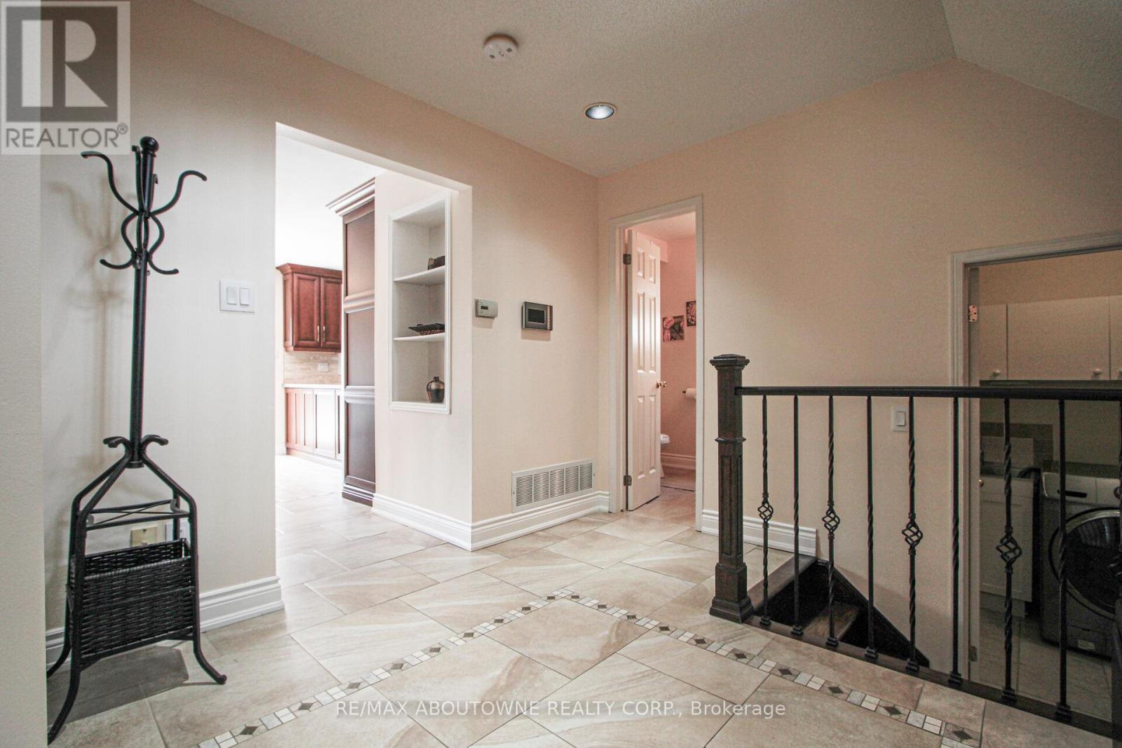 2216 Norfolk Drive, Oakville, Ontario  L6H 6H4 - Photo 7 - W12963222