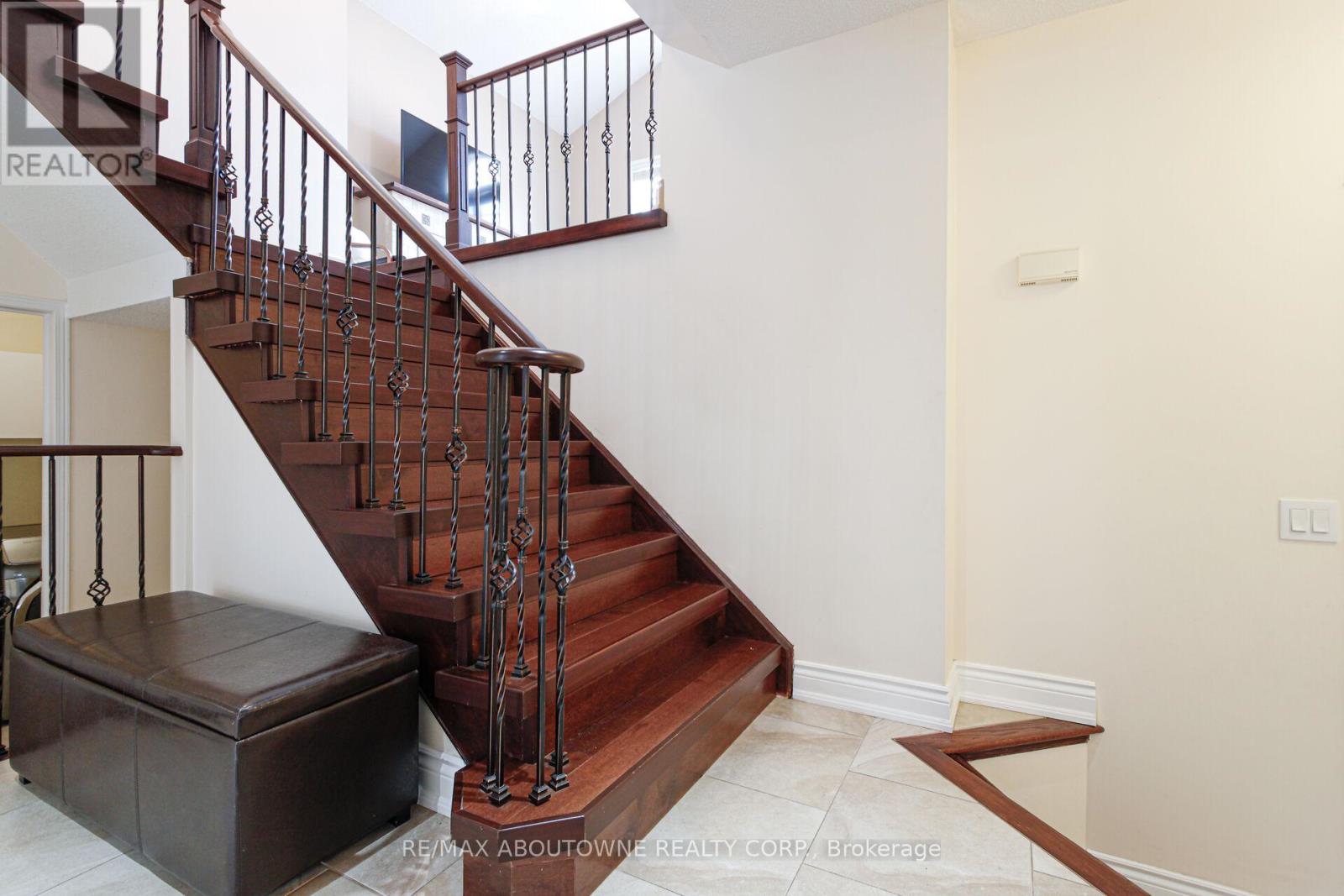 2216 Norfolk Drive, Oakville, Ontario  L6H 6H4 - Photo 9 - W12963222