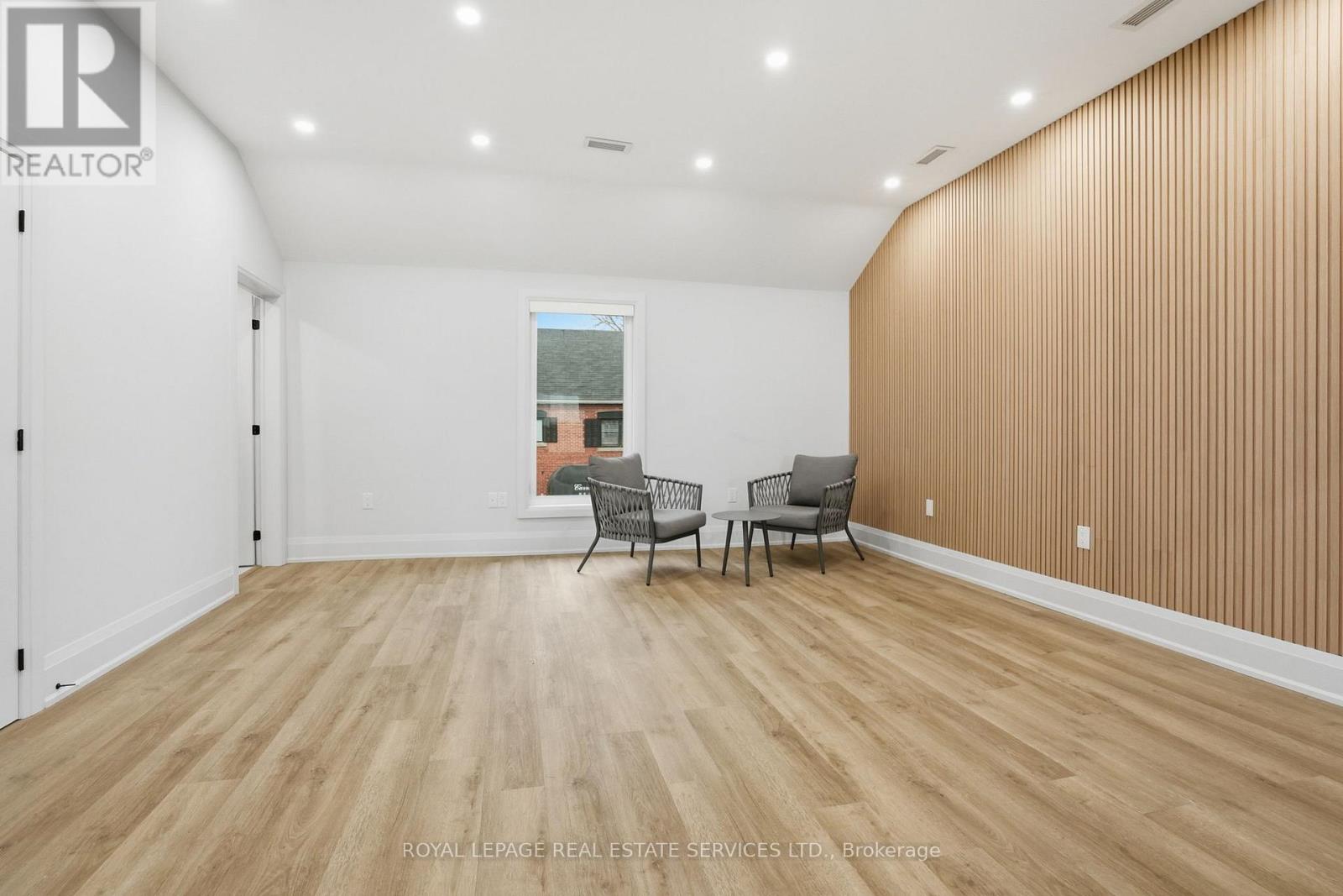 4 - 2100 Old Lakeshore Road, Burlington, Ontario  L7R 1E3 - Photo 3 - W12963232