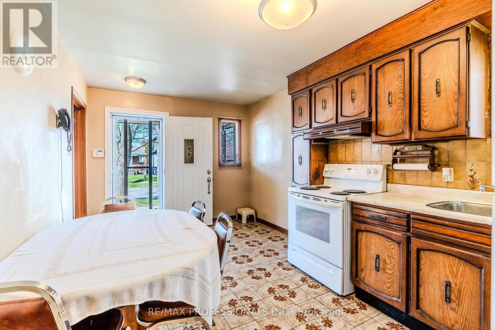 45 Chartwell Road, Toronto, Ontario  M8Z 4E9 - Photo 11 - W12963244