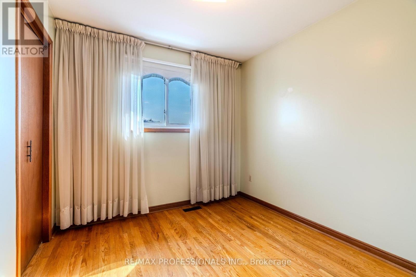 45 Chartwell Road, Toronto, Ontario  M8Z 4E9 - Photo 14 - W12963244