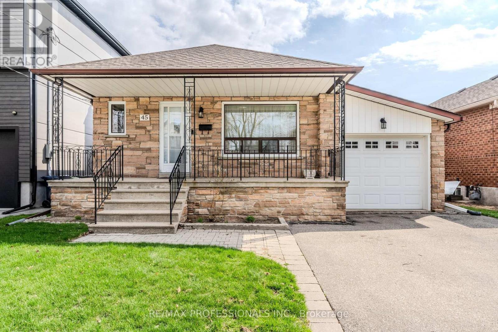 45 Chartwell Road, Toronto, Ontario  M8Z 4E9 - Photo 4 - W12963244