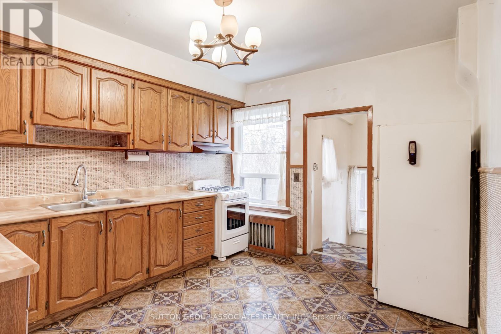 97 Pendrith Street, Toronto, Ontario  M6G 1R8 - Photo 10 - W12963306