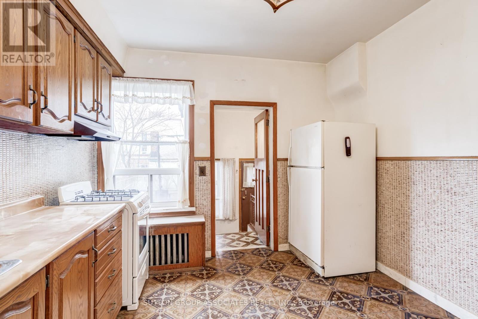 97 Pendrith Street, Toronto, Ontario  M6G 1R8 - Photo 11 - W12963306