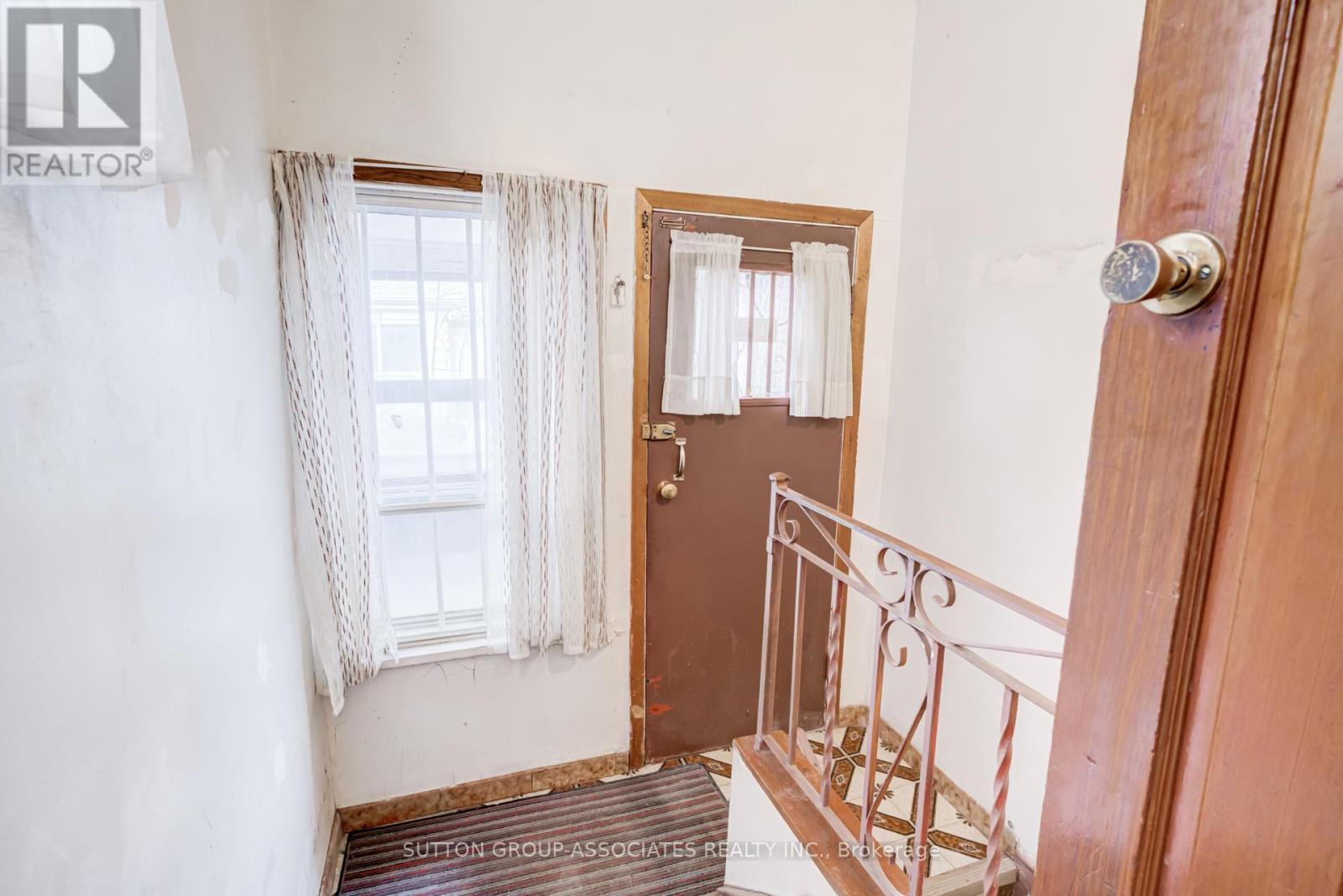 97 Pendrith Street, Toronto, Ontario  M6G 1R8 - Photo 12 - W12963306