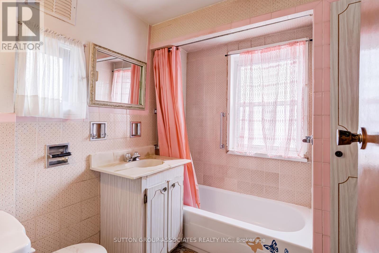 97 Pendrith Street, Toronto, Ontario  M6G 1R8 - Photo 16 - W12963306