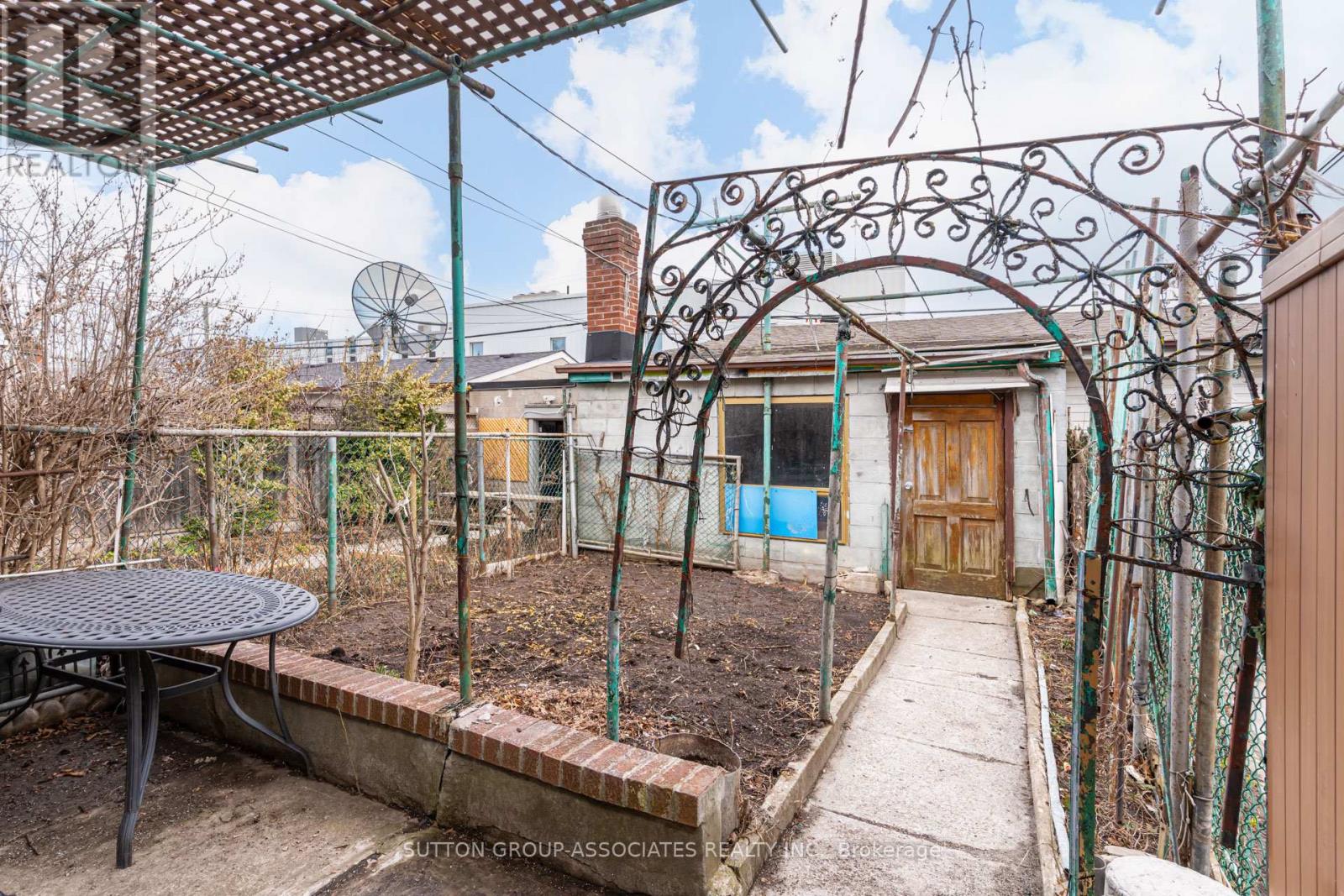 97 Pendrith Street, Toronto, Ontario  M6G 1R8 - Photo 31 - W12963306