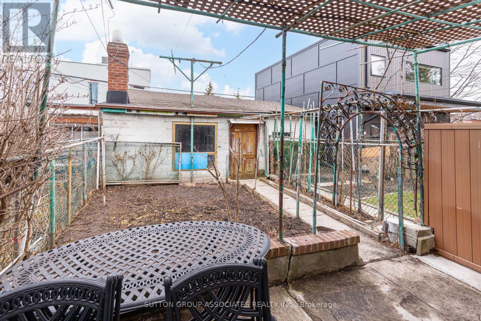 97 Pendrith Street, Toronto, Ontario  M6G 1R8 - Photo 32 - W12963306