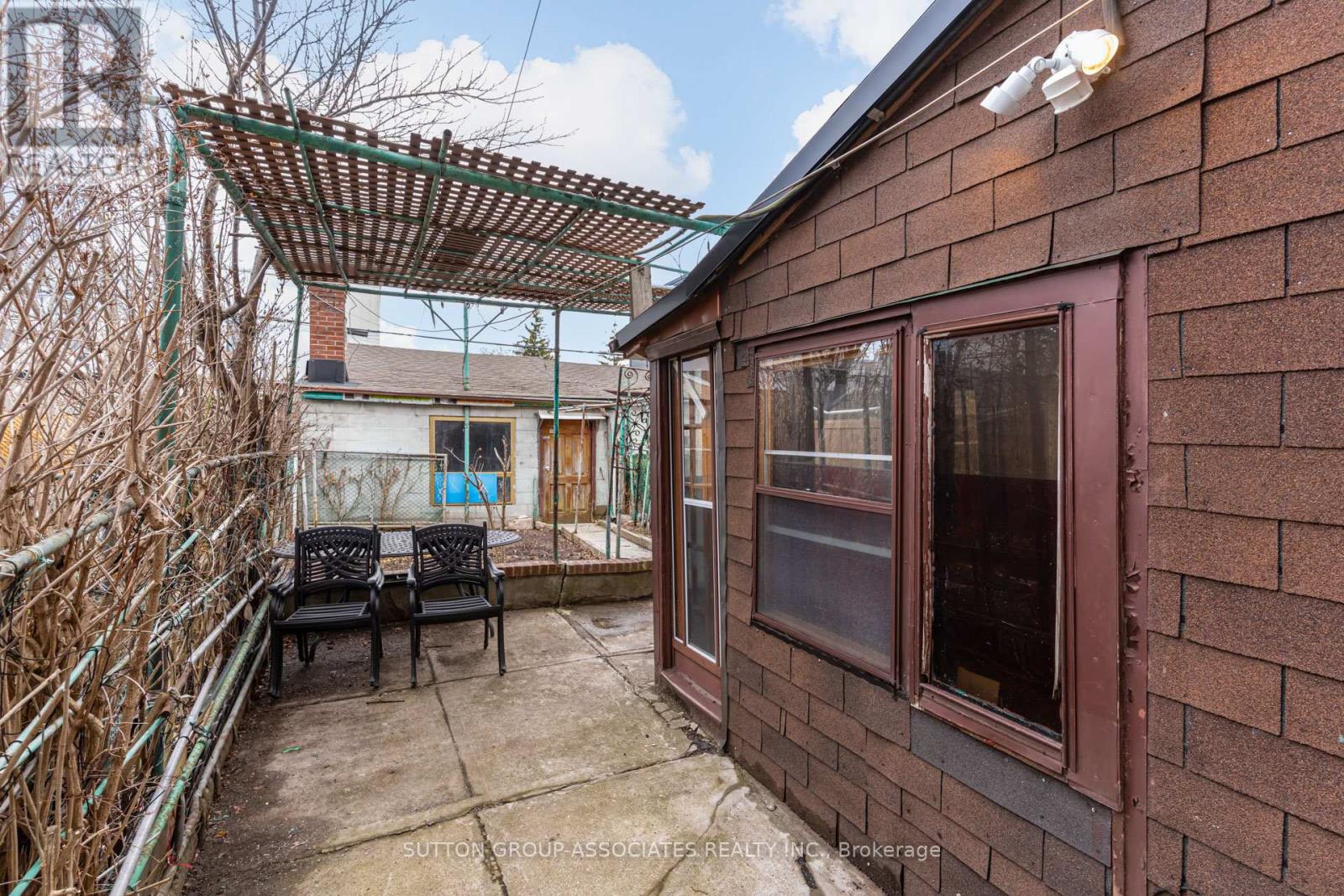 97 Pendrith Street, Toronto, Ontario  M6G 1R8 - Photo 34 - W12963306