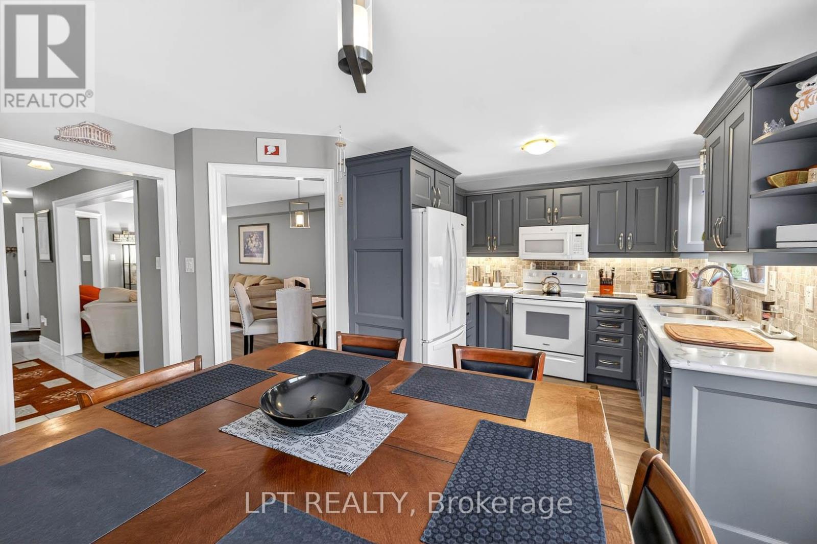 3753 Densbury Drive, Mississauga, Ontario  L5N 6Z2 - Photo 13 - W12963364