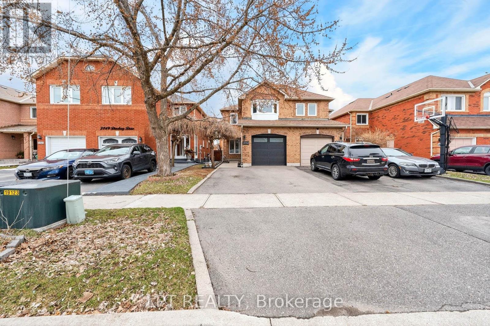 3753 Densbury Drive, Mississauga, Ontario  L5N 6Z2 - Photo 2 - W12963364