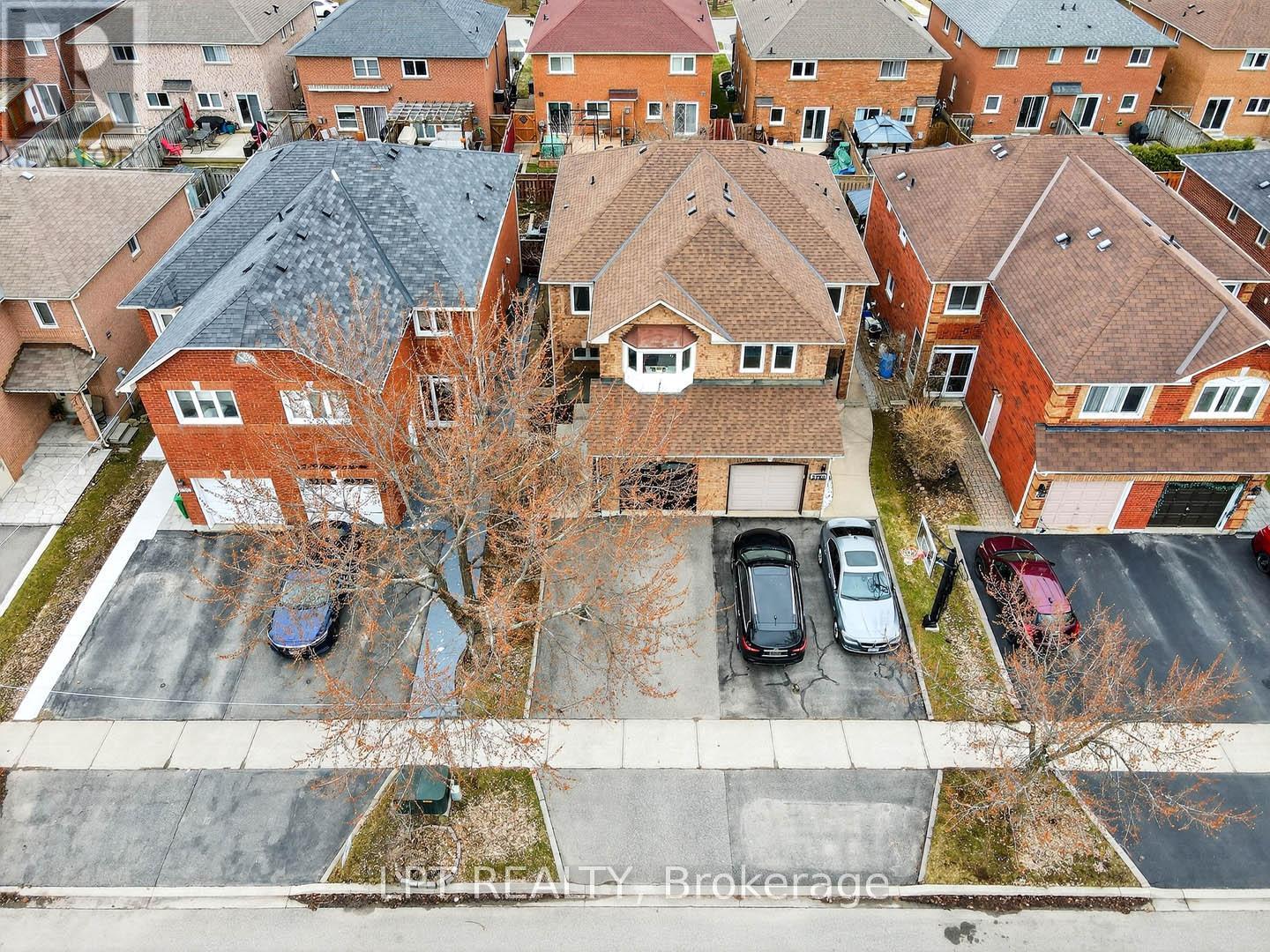 3753 Densbury Drive, Mississauga, Ontario  L5N 6Z2 - Photo 3 - W12963364