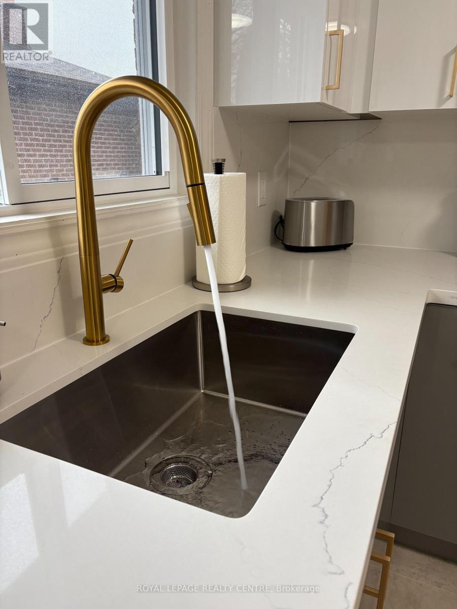 540 Cavell Drive, Mississauga, Ontario  L5B 2N9 - Photo 10 - W12963372