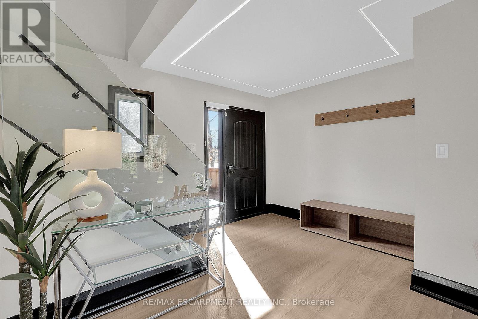 1915 Delaney Drive, Mississauga, Ontario  L5J 3L1 - Photo 2 - W12957348