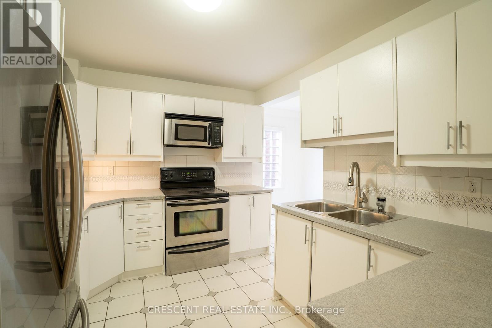 520 Prince Edward Drive N, Toronto, Ontario  M8X 2M5 - Photo 10 - W12962378