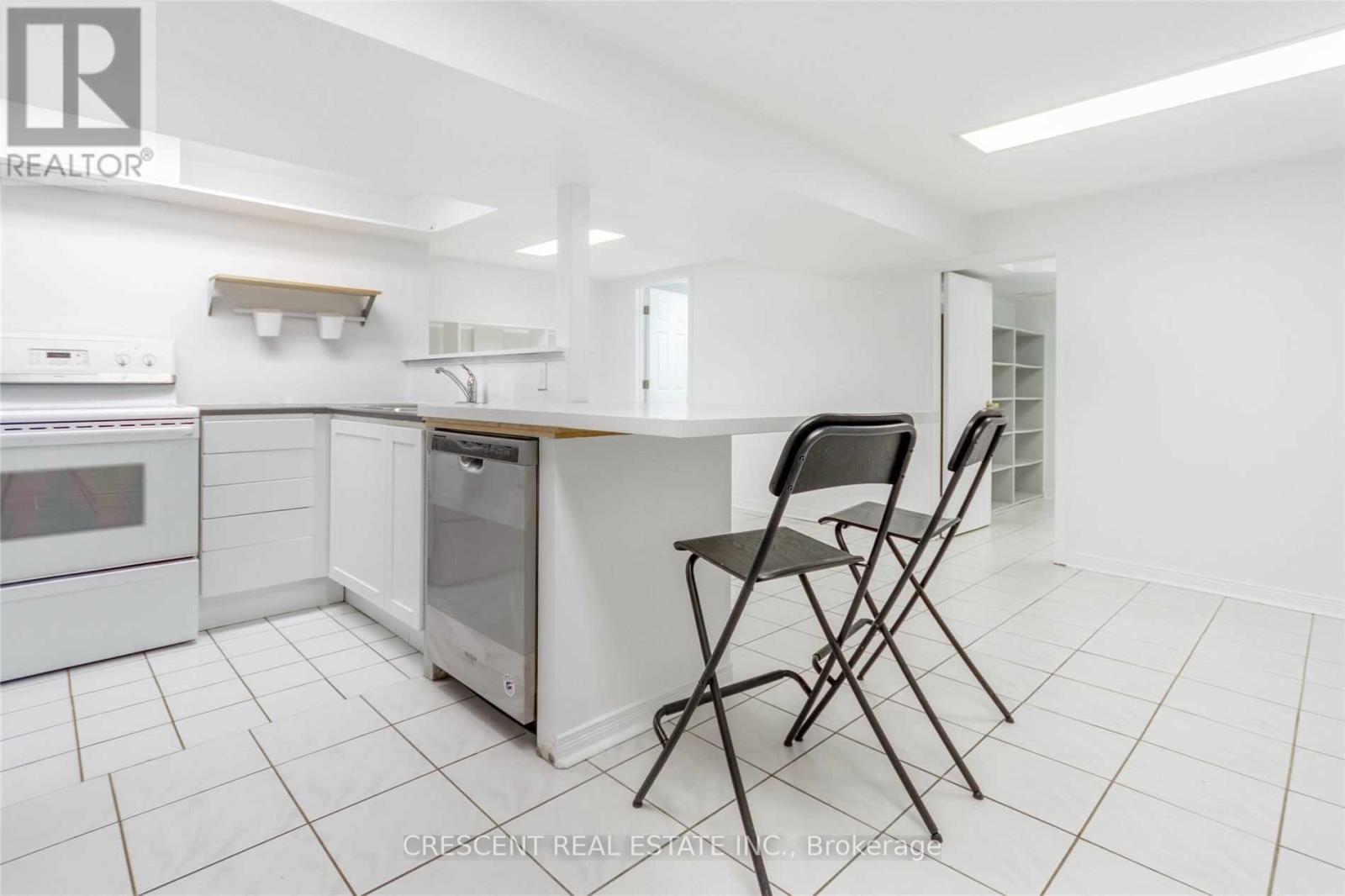 520 Prince Edward Drive N, Toronto, Ontario  M8X 2M5 - Photo 32 - W12962378