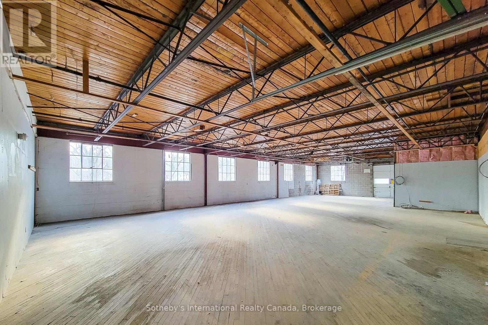 301 - 64 Hatt Street, Hamilton, Ontario  L9H 7T6 - Photo 3 - X12963836