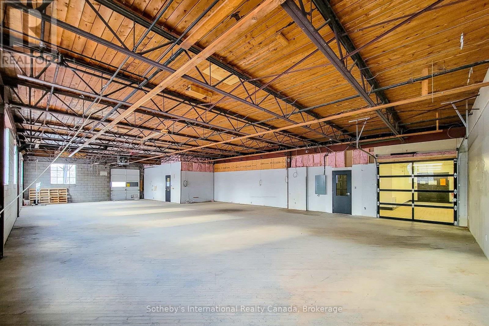 301 - 64 Hatt Street, Hamilton, Ontario  L9H 7T6 - Photo 4 - X12963836