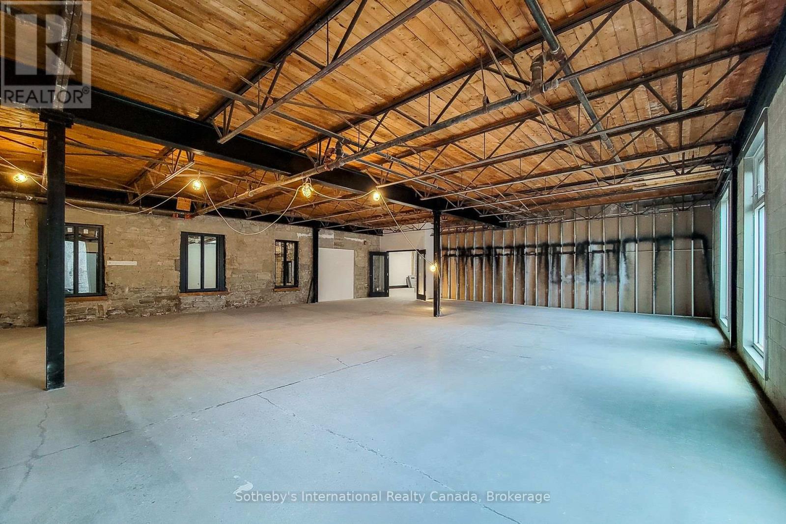 102 - 64 Hatt Street, Hamilton, Ontario  L9H 7T6 - Photo 4 - X12963852