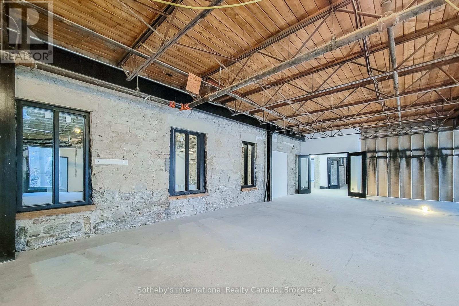 102 - 64 Hatt Street, Hamilton, Ontario  L9H 7T6 - Photo 6 - X12963852