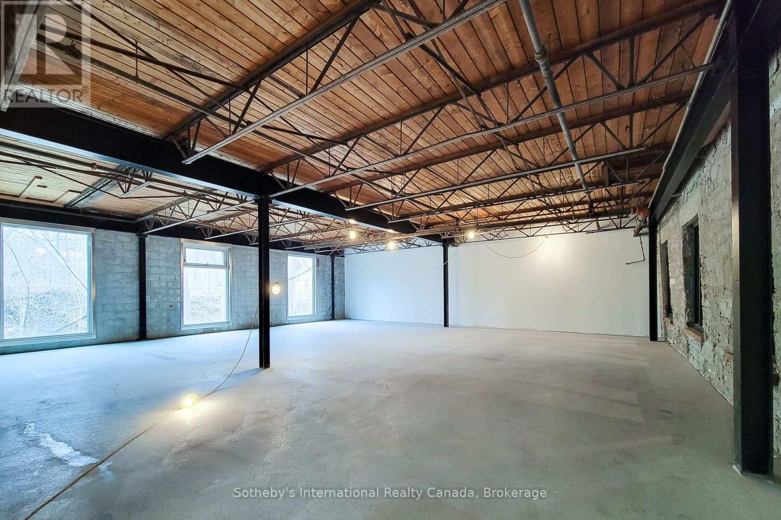 102 - 64 Hatt Street, Hamilton, Ontario  L9H 7T6 - Photo 9 - X12963852