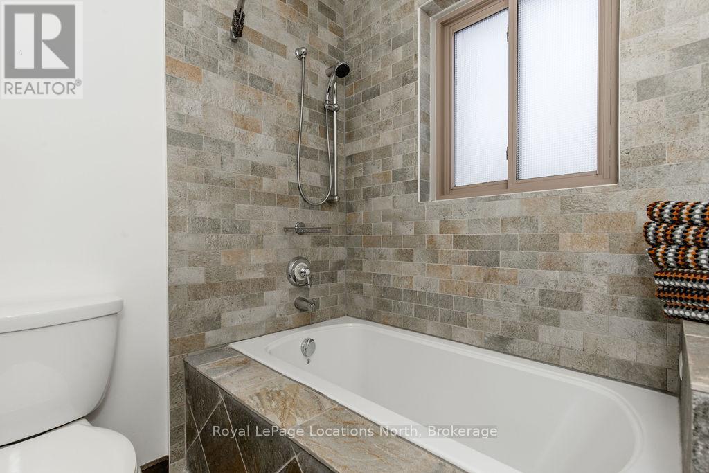 138 St Moritz Crescent, Blue Mountains, Ontario  L9Y 0S6 - Photo 9 - X12963722