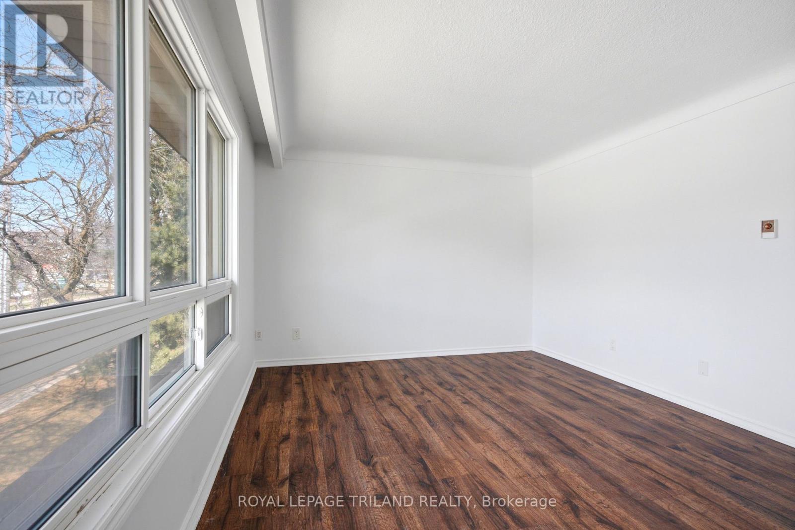 6 - 66 Willow Road, Guelph, Ontario  N1H 1W2 - Photo 2 - X12963422