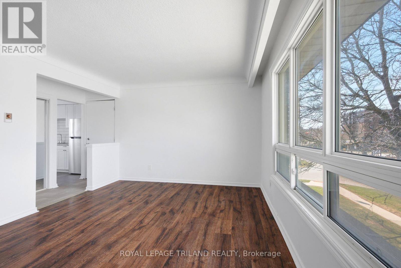 6 - 66 Willow Road, Guelph, Ontario  N1H 1W2 - Photo 3 - X12963422