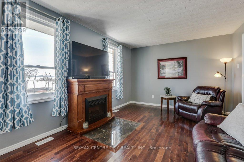 34135 Talbot Line, Southwold, Ontario  N0L 2E0 - Photo 10 - X12963642