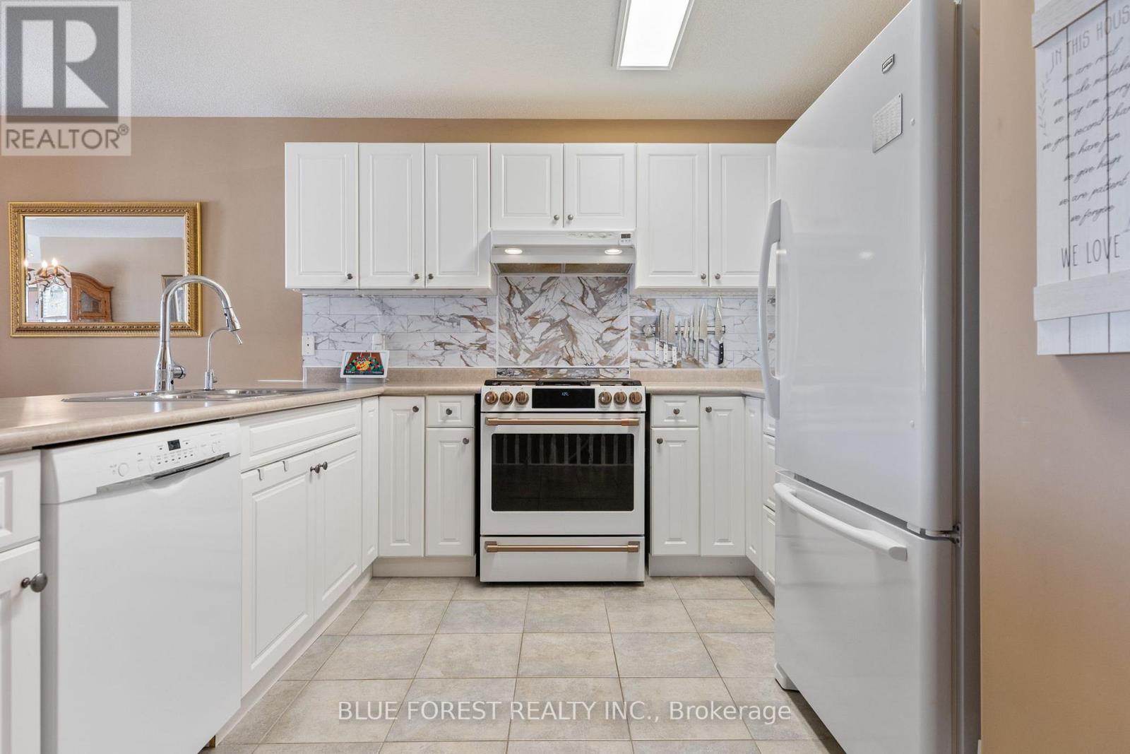 37 Upper Canada Drive, Norfolk, Ontario  N0E 1M0 - Photo 6 - X12963788