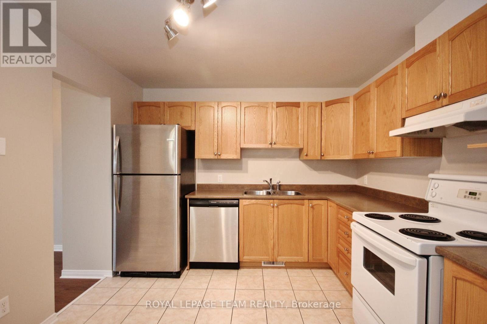 139 Oakfield Crescent, Ottawa, Ontario  K2J 5H8 - Photo 4 - X12963508