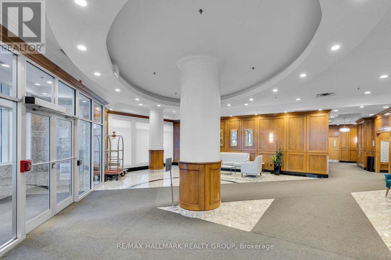 803 - 242 Rideau Street, Ottawa, Ontario K1N 0B7 - Photo 3 - X12963644