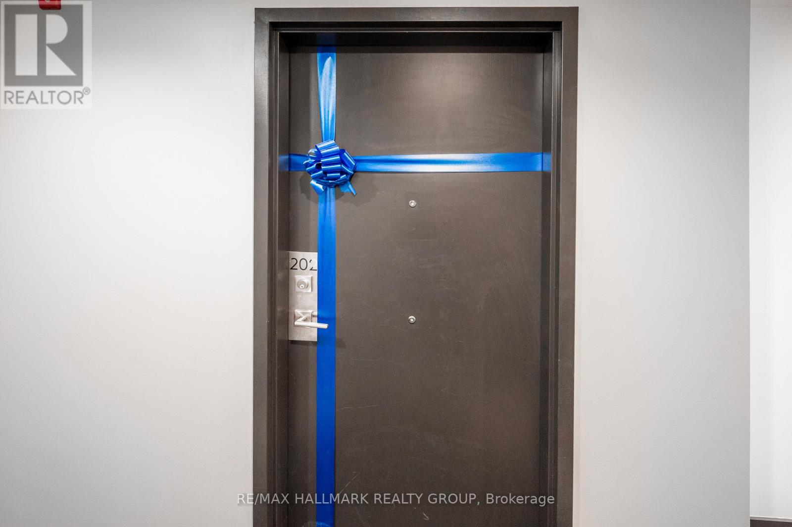 202 - 1350 Hemlock Road, Ottawa, Ontario  K1K 5C2 - Photo 4 - X12963716